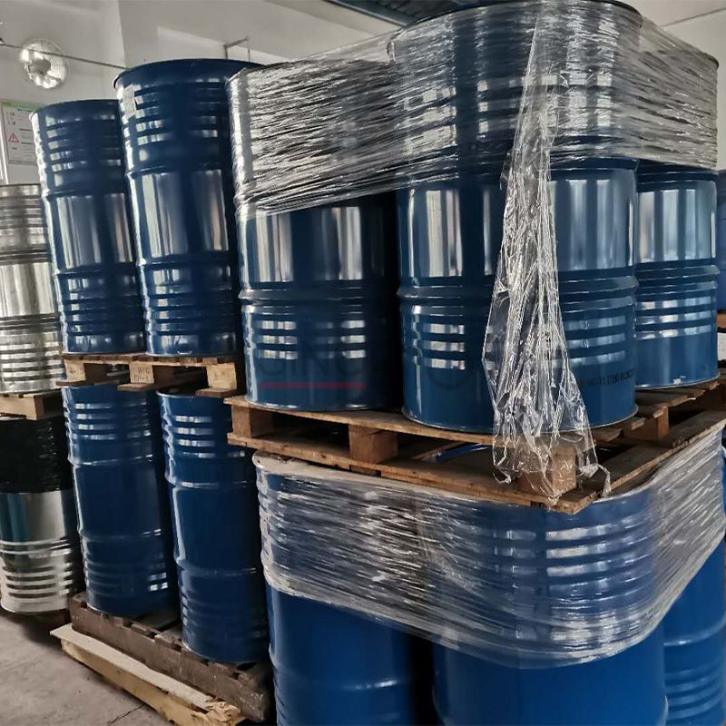 2-براميل فولاذية زرقاء من مادة بوتوكسي إيثانول مكدسة على منصات نقالة في مستودع المواد الكيميائية